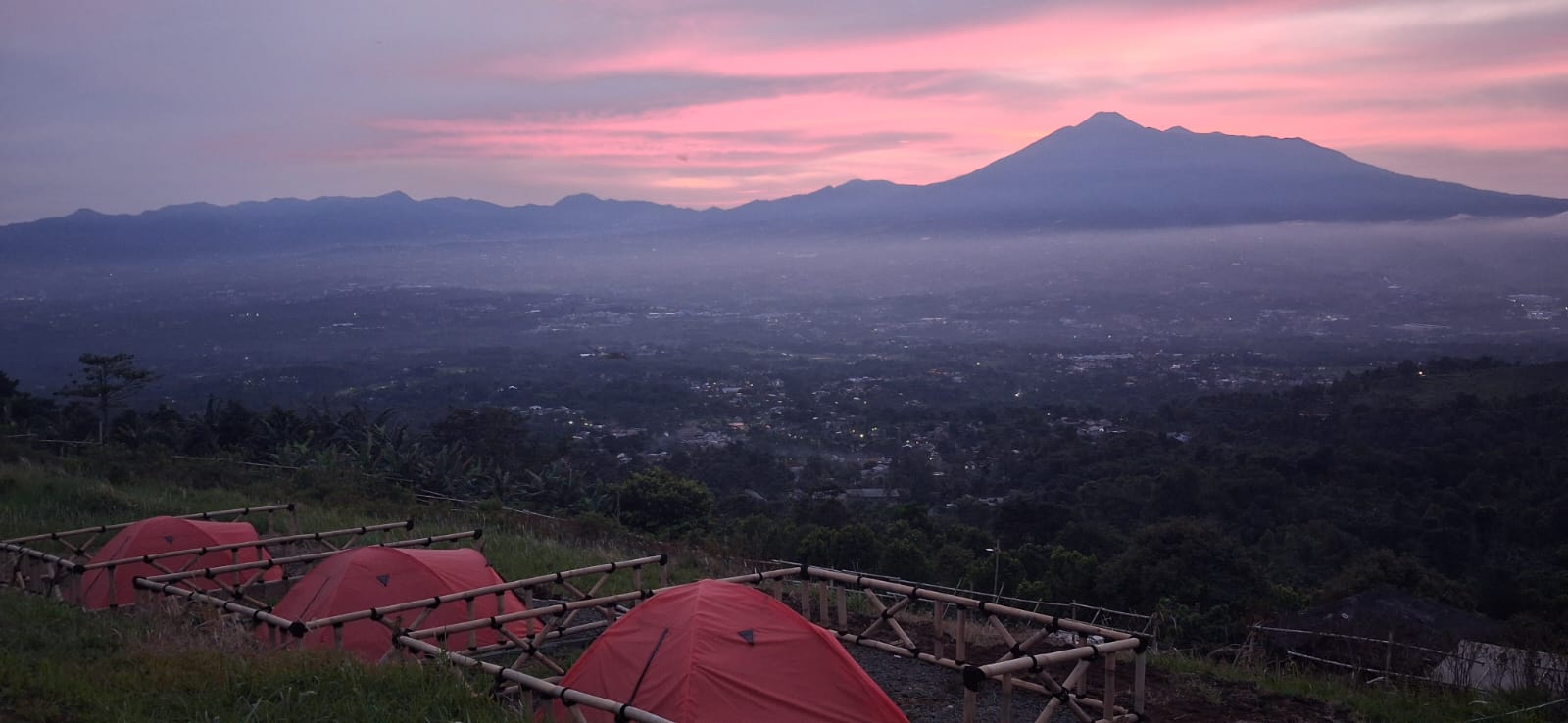 Suasana camping Merah Salak